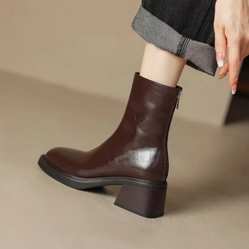 Venoria - Damen Stiefeletten mit Glänzendem Finish und Blockabsatz, Modernes Design